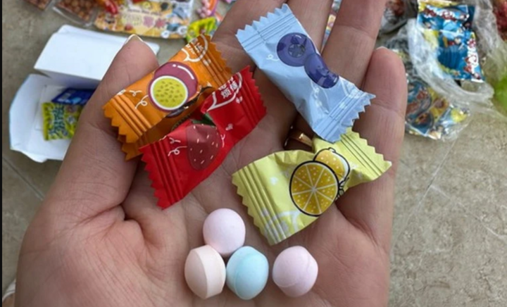 Vụ 11 em học sinh nghi ngộ độc do ăn kẹo lạ: Người phụ nữ bán kẹo trước cổng trường nói gì? - Ảnh 1